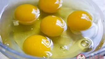 鸡蛋蛋液是红色的能吃吗(鸡蛋里面发现红色物质可以吃吗有毒吗)
