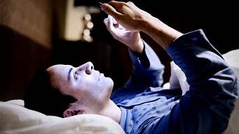睡前玩手机影响睡眠质量(睡前刷手机影响睡眠)
