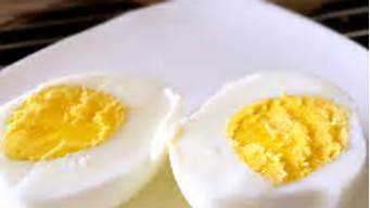 煮的鸡蛋蛋清发绿(吃了一个发绿的鸡蛋清碍事吗)