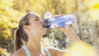 运动后应喝多少水合适(运动完了以后应该喝什么水来补充)