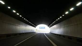 进入隧道如何使用灯光效果好(进去隧道怎么使用灯光)